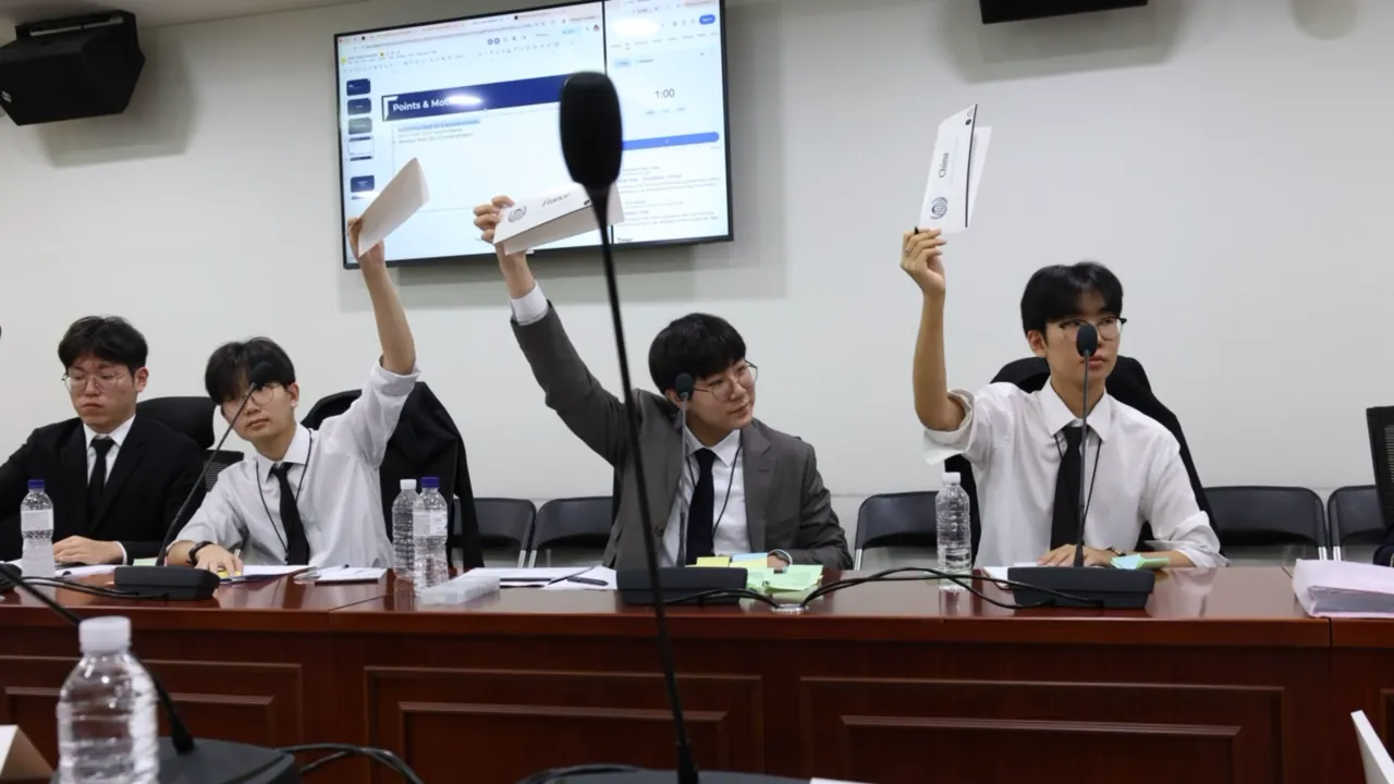 Placards up for a committee vote, KNAMUN 2026.
